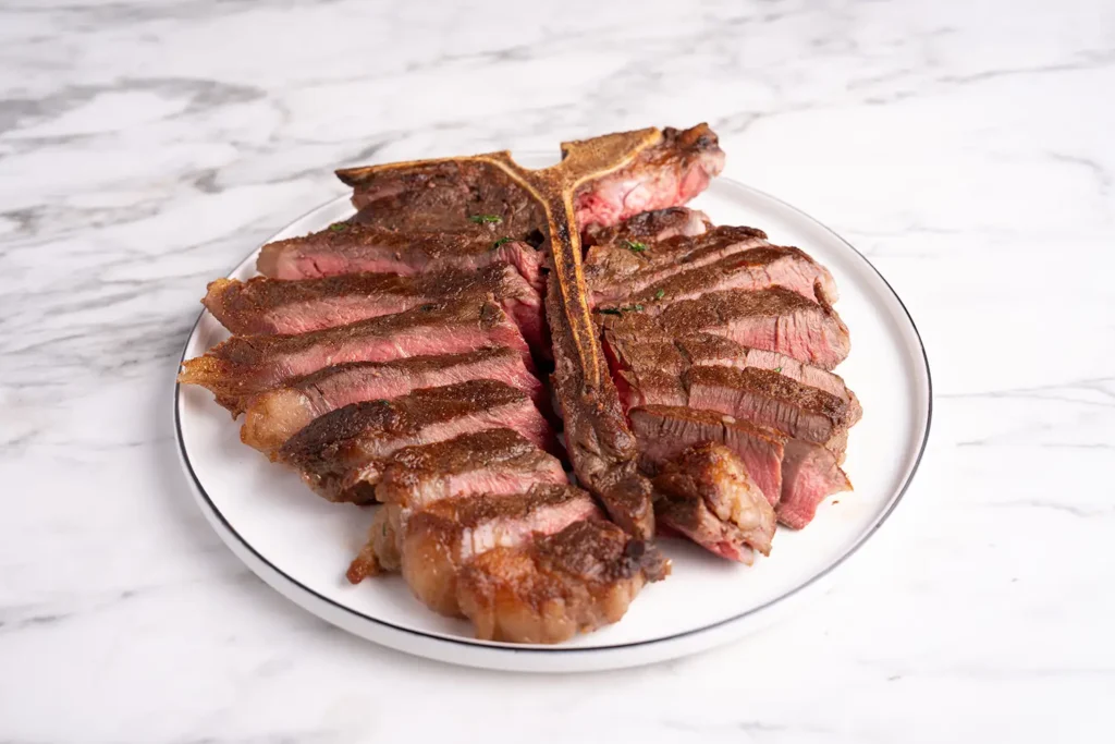 Steak auf hellem Hintergrund – Galeriebild 2/2 – Schader Fleisch – Produkte